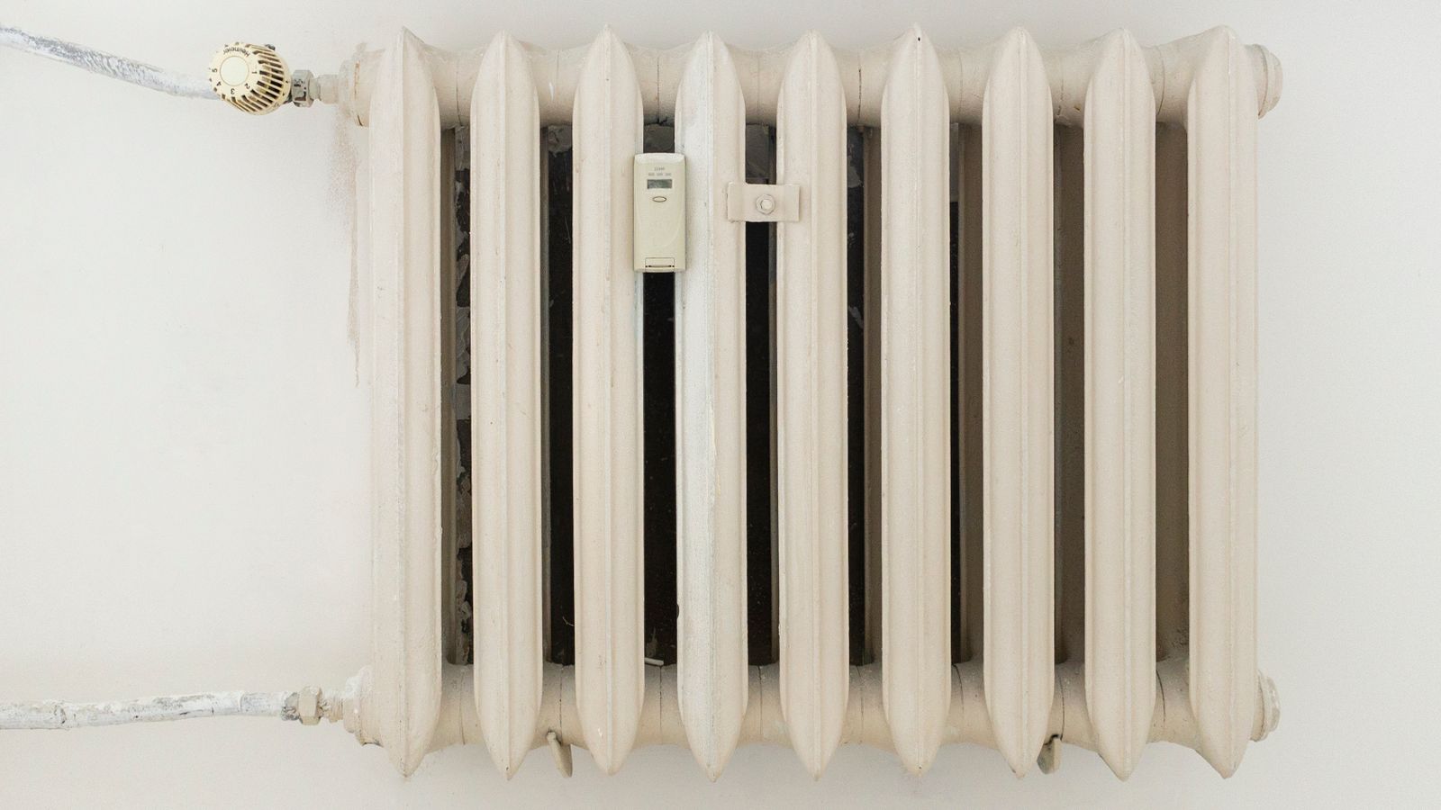 Thermostat an einem Heizkörper in Nahaufnahme