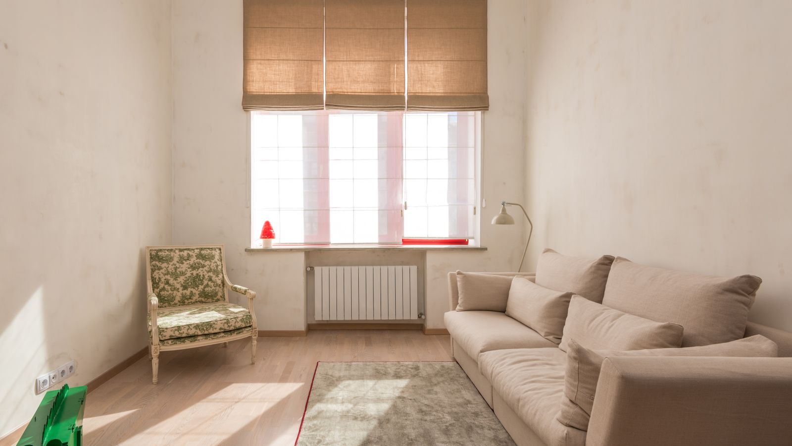 Gemütliches Wohnzimmer mit Heizkörper unter dem Fenster